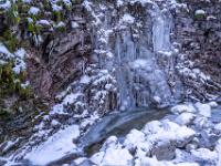 Fantastische Eisgebilde münden in den Bachlauf